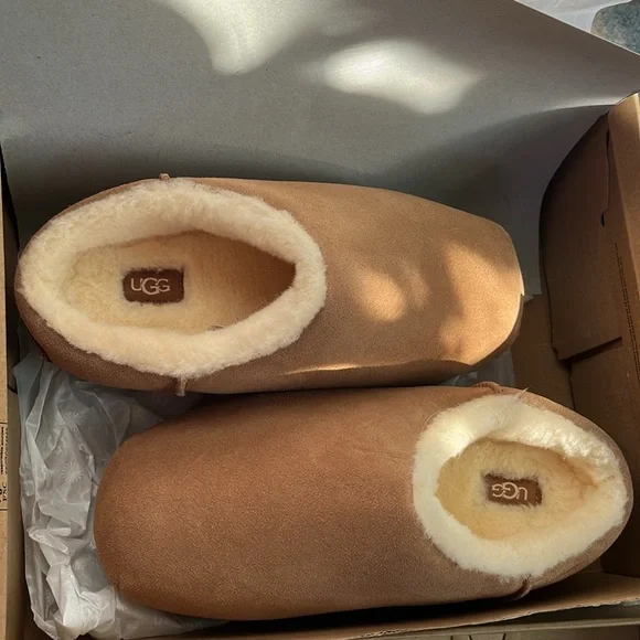 UGG pumped slide for women
Size 7 US - Picture 3 of 6